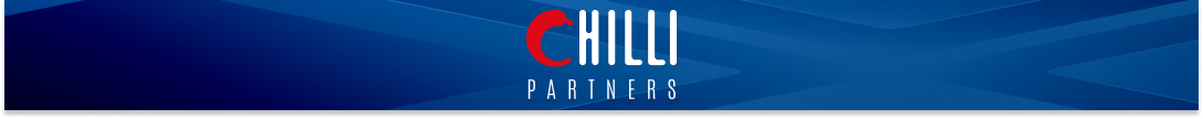 Логотип Chilli Partners на синем фоне с белым текстом
